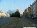 Levý oblouk jímž trať elegantně opouští střed vozovky Plzeňské ulice a přiblíží se k pravé straně vozovky