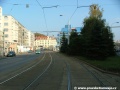 Za levým obloukem se tramvajová trať v jednosměrné části Plzeňské ulice napřimuje