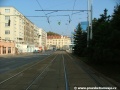 Krátký přímý úsek tramvajové tratě tvořené velkoplošnými panely BKV se světelně řízeným přechodem pro chodce
