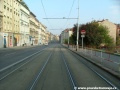Klesání tramvajové tratě při okraji Plzeňské ulice v přímém úseku