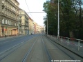 V táhlém pravém oblouku tramvajová trať klesá podél areálu Malostranské hřbitova