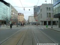V přímém úseku tvořeném velkoplošnými panely BKV tramvajová trať spěje ke křižovatce se Stroupežnickou ulicí