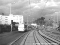 Nad tramvajovou tratí pod dnešní zastávkou Hlušičkova jsou již nataženy dráty trolejového vedení, do panelů BKV jsou ukládány blokové kolejnice B1, za 21 dnů bude možné zahájit provoz nové tramvajové tratě | 7.10.1988
