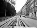 Tramvajová trať tvořená velkoplošnými panely BKV dospěla až k zastávce Bertramka. | 1979