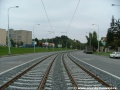 Klesání tramvajové tratě tvořené kolejnicemi S49 v táhlém pravém oblouku ve středu Plzeňské ulice