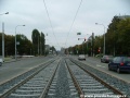 V přímém úseku tramvajové tratě zbývá posledních několik metrů konstrukci bezžlábkových kolejnic