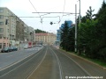 Za levým obloukem se tramvajová trať v jednosměrné části Plzeňské ulice napřimuje.