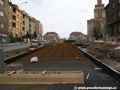 Vznikající těleso tramvajové tratě v podobě betonové desky vyztužené kari sítí | 5.4.2011