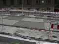 Betonová plocha tvořící kryt kolejiště v prostoru zastávek Podbaba. | 24.7.2011