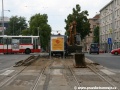 Stávající úsek tramvajové tratě v ulici Jugoslávských partyzánů rekonstruuje Dopravní podnik vlastními silami, proto je na místě známá informace o jednotce Dopravní cesta tramvaje, v pozadí se již rýsují odstraněné velkoplošné panely BKV. | 17.5.2011