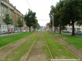 V přímém úseku tramvajová trať klesá k Zelené ulici.