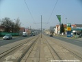 Tramvajová trať v přímém úseku ve středu Poděbradské ulice klesá k zastávkám Podkovářská.
