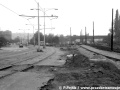 Na snímku mířícím k branickému nádraží je více než patrné, kudy vedla původní tramvajová trať v ulici Na Mlejnku a kudy vede současné přeložka. Obě tratě se na snímku setkávají. | říjen 1986
