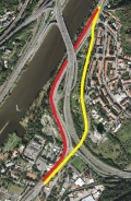 Na leteckém snímku traťového úseku tramvajové tratě v oblasti Barrandovského mostu je žlutou čarou vyznačeno původní vedení tratě ulicí Na Mlejnku a červenou čarou stávající poloha na přeložce z roku 1986.