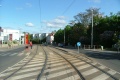 Po dokončení levého oblouku se tramvajové koleje napřimují a vstupují do prostoru zastávek Na Padesátém.