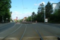 Přejezd pro automobily přes tramvajovou trať před zastávkami Dubečská.