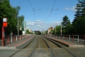 V prostoru zastávek Dubečská se tramvajová trať napřimuje.