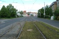 Zatravněný svršek tramvajové tratě mezi Radošovickou a výjezdem ze stejnojmenné smyčky pokračuje v pravé koleji o několik metrů dále, než v koleji levé, v níž je umístěna sjezdová výhybka výjezdového oblouku ze smyčky Radošovická.