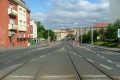 Od křižovatky s ulicí Pod Altánem kryje tramvajovou trať asfaltový zákryt. Trať je zřízena konstrukcí W-tram.