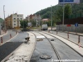 V úseku mezi smyčkou Radlická a zastávkou Škola Radlice již došlo k položení kolejí, jejich směrovému a výškovému vyrovnání, zafixování do konečné polohy betonovou výplní a pokládce povrchové vrstvy litého asfaltu. | 1.6.2008