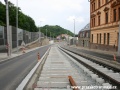 V úseku mezi zastávkami Škola Radlice a Laurová je takřka dokončena pokládka traťové koleje do centra a rozeběhly se práce na pokládce koleje z centra. | 8.6.2008