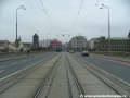 Přímý úsek tramvajové tratě tvořený velkoplošnými panely BKV na Štefánikově mostě je od vozovky v obou směrech oddělený podélnými prahy.