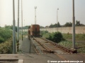 Samostatný plošinový vůz pro přepravu vozu T6A5 s lokomotivou 740.921-2 na zličínském železničním nádraží. | 28.5.1999