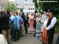Paní Jílková s ostatními figuranty v historických kostýmech tvoří křoví Pavlu Fojtíkovi, který právě poskytuje rozhovor do televize. | 18.7.2011