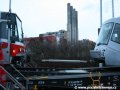 Souprava vozů T6A5 ev.č.8713+8714 byla pomocí spojovací tyče spřažena s vozem Škoda 14T ev.č.9116 a jeho vytažení na pražské koleje již bude dílem okamžiku. | 23.1.2007