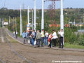Dočasně zřízená zastávka Vozovna Hloubětín pro linku 19 před vjezdem do vozovny nebyla umístěna v místě nevyužívané občasné zastávky před křižovatkou, ale vstřícně zastávce v opačném směru, většinu cestujících tvoří přítomní členové Dušanovy rodiny :-) | 22.9.2007