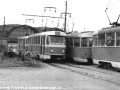 Souprava vozů T3 vypravená na linku 1 projíždí tramvajovou tratí před Hlavním nádražím. | 1977