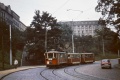 Souprava motorového a dvou vlečných vozů klesá na lince 3 Bělehradskou ulicí k zastávce Pod Karlovem. | okolo 1972