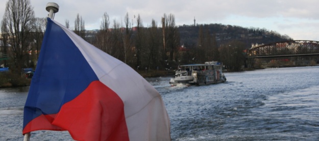 Česká státní vlajka na zádi motorové lodi Odra plující jako linka X-21 náhradní lodní dopravy umocňuje pohled na míjení se s druhou vypravenou lodí, Vislou. | 22.11.2008