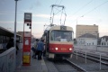 V zastávce Belárie nastupují cestující do pankrácké soupravy vozů #6516+#6517, vypravené na linku 21. V době výroby v čokoládovnách bylo odpoledne běžné, že tramvaje využívali i cestující nastupující na zastávce Belárie ve směru z centra. | 6.11.1998