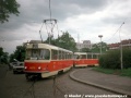 Ze smyčky Olšanské hřbitovy vyjíždí ve směru k Ústředním dílnám DP na náhradní tramvajové lince 31 strašnická souprava vozů T3 ev.č.6679+6685. | 14.6.1998