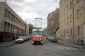 Tramvaj T3 #6795 se chystá na lince 5 odbočit z Čerpadlové ulice vlevo do Poděbradské, kde ji čeká nástupní zastávka Harfa. | 24.10.1998