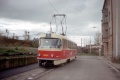 Vozy ve smyčce Harfa byly v roce 1998 odstavovány v úseku ulice U Harfy blízkému železniční trati. Na snímku zde na lince 5 tráví přestávku kobyliský vůz T3 #6884. | 24.10.1998