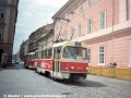 Linka 6 byla z důvodu výluky na Andělu odkloněna přes Malou Stranu a Pražský hrad do smyčky Královka, kde v létě 1998 pravidelně žádná linka nekončila. Na snímku je zachycena pankrácká souprava vozů T3 ev.č.6943+6940 u zastávky Hellichova. Soupravy byly v této době na linku 6 vypravovány běžně. | 16.7.1998