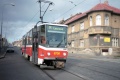 V opačném směru na zastávku Střelničná od Vozovny Kobylisy přijíždí nový vůz T6A5 #8736. | 31.10.1998