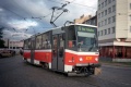 Přímo na Palmovce potkáváme jedno z mála Žižkovských pořadí linky 5, které je obslouženo zbrusu novou tramvají typu T6A5 #8737. | 13.10.1998
