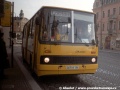 Článkové autobusy Ikarus 280 byly na základě dohody dodávány do několika členských zemí RVHP, mezi kterými byla i bývalá NDR. Tak bylo možné tyto vozy potkat i v Drážďanech. Vůz ev.č.482125 na lince 61 byl zachycen v zastávce Körnerplatz | 29.11.1997