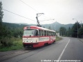 Pohled z opačné strany, vůz T3M ev.č.56 přijíždí podél Ještědské ulice od smyčky a dává znamení, že bude odbočovat do Staré Ještědské. | 26.8.1998