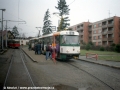 Snímek provizorní výhybny Kubelíkova je pořízen ze stejného stanoviště, jako minulý obrázek. Fotograf se pouze otočil o 180 stupňů. Vlevo odjíždí do Hanychova souprava tramvají T2R a vpravo stanicuje souprava vozů T3M ev.č.82+83, se kterou se zde souprava T2R ev.č.24+25 křižovala. Zcela vpravo je zřejmý trávník, na jehož místě byla od roku 1998 nástupní zastávka trati o rozchodu 1435 mm | 29.12.1997