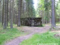 Také druhá odvětrávací šachta tunelu se skrývá v lese, ohraničena kamennou zdí.  | 4.6.2011