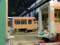 Články pražské tramvaje 14T opatřené základním lakem rozmístěné po výrobní hale | 28.11.2006