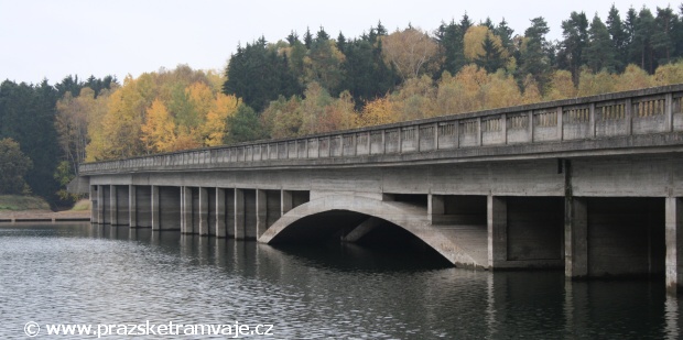 Z hladiny nekonečných vod vodní nádrže Švihov ční smutný pomník práce našich předků, nikdy nevyužitý dálniční most... | 24.10.2008