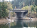 Pohled na most z brněnského břehu. Nízká hladina jezera odkryla ochranou protipovodňovou zeď a část zídky, propojující pilíře mostu, na pravém břehu je nedosypaný násep směrem do Prahy | 24.10.2008