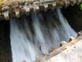 Voda pod betonovými panely uhání šílenou rychlostí. | 22.5.2012