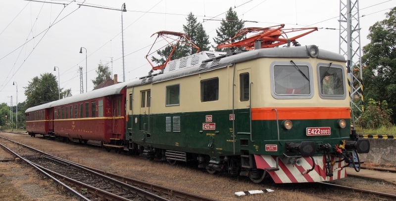 Osobní vlak vedený muzejní lokomotivou E422.0003 (100.003) přijel do cíle své cesty v Bechyni. | 16.9.2017
