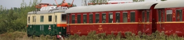 Osobní vlak vedený muzejní lokomotivou E422.0003 (100.003) zachycený při jízdě do Tábora u zastávky Bechyně. | 16.9.2017